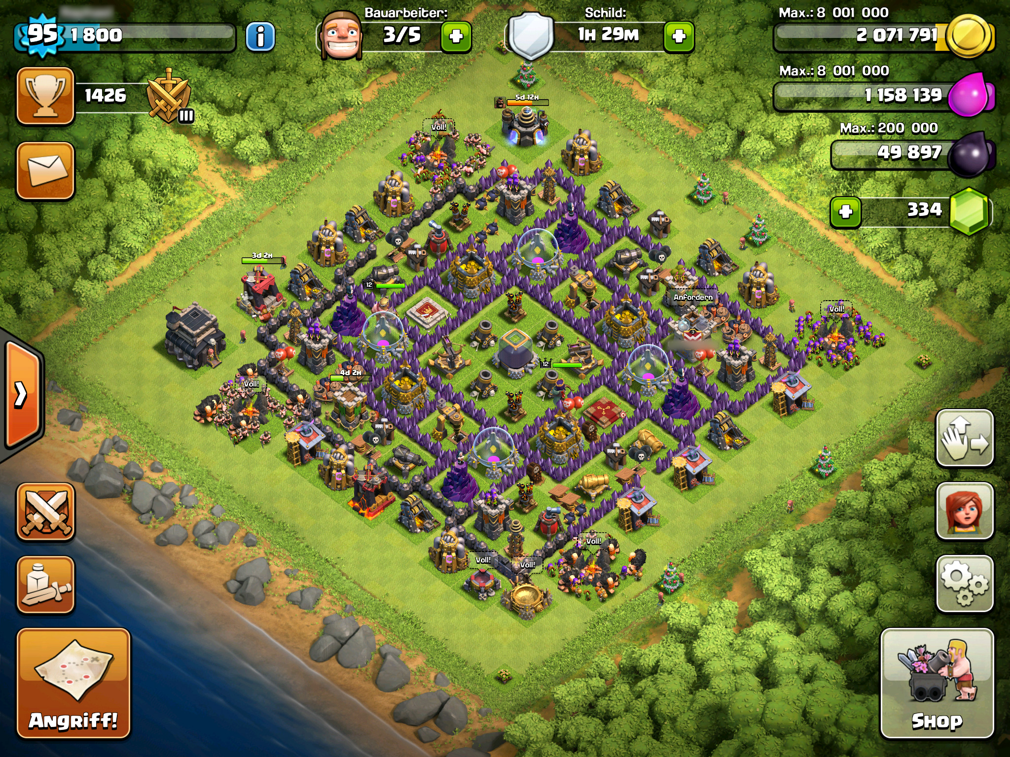 Abbildung 1: Ein Dorf mit zentralem Rathaus und vollen Truppenlagern. (Screenshot aus "Clash of Clans" 2012)