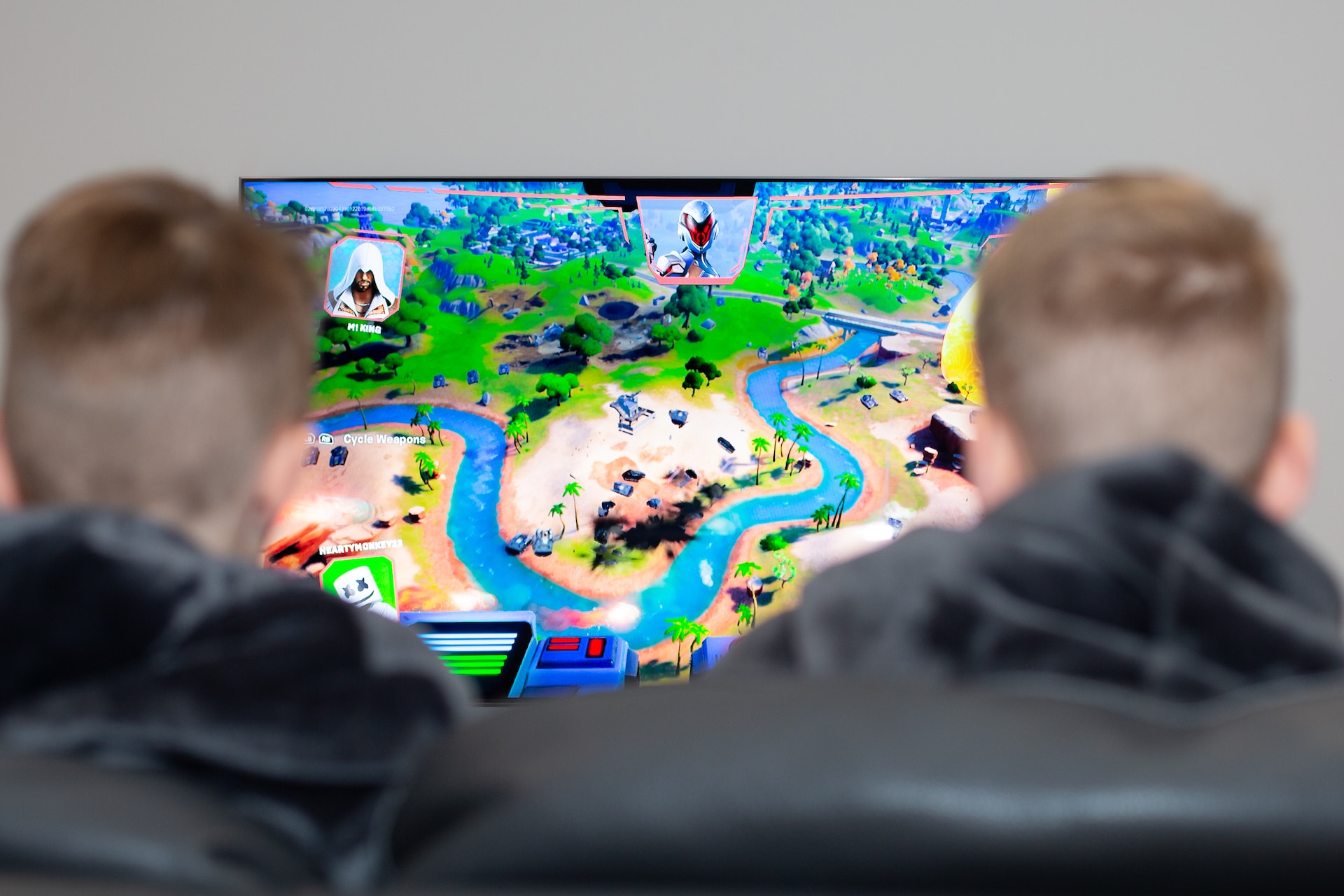 Zwei Jungen spielen ein Videospiel am Fernseher.