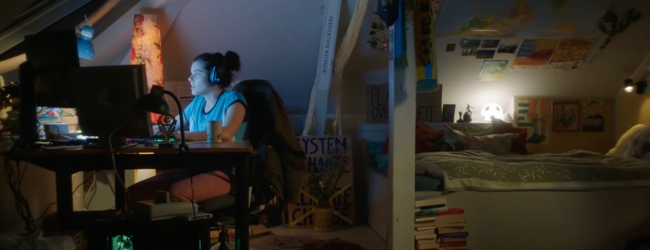 Ein Screenshot aus der Serie Druck: Mailin. Ein Teenager-Mädchen sitzt am PC.