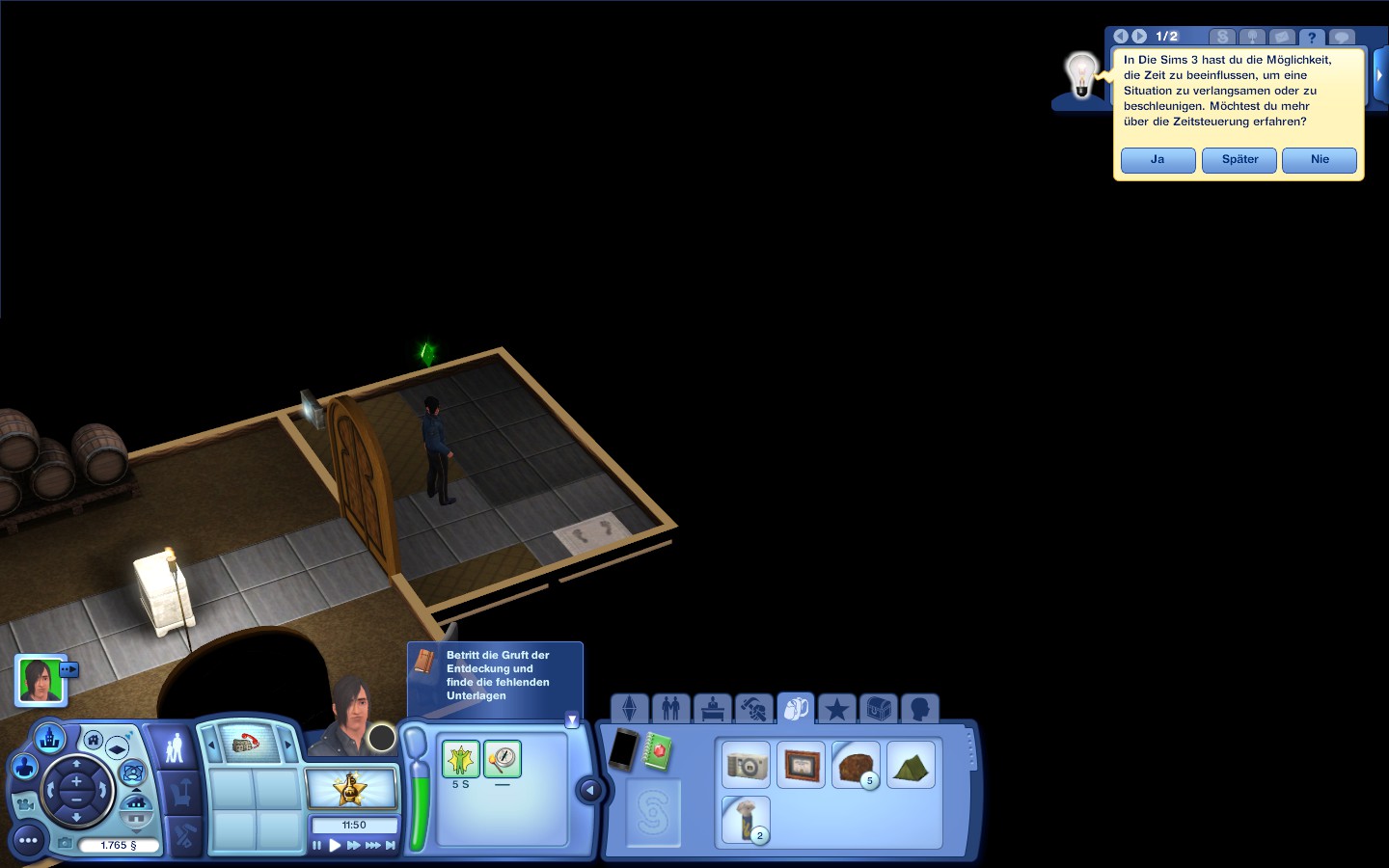 Eine SpielerInnenfigur befindet sich in einem Raum, welcher von völliger Dunkelheit umgeben ist. Am unteren Bildrand ist der Schriftzug „Betritt die Gruft der Entdeckung und finde die fehlenden Unterlagen“ eingeblendet. Das Rätsel ist noch nicht gelöst.