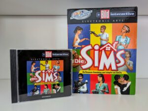 Das Bild zeigt Verpackung und CD des Computerspiels Die Sims von Electronic Arts. Darauf sind in bunten Kacheln Spielfiguren in verschiedenen Alltagssituationen abgebildet.