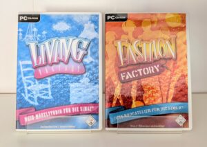 Das Bild zeigt zwei PC-Spielhüllen von Die Sims 2 erweiterungen: Living Factory und Fashion Factory. Die linke ist blau und bildet Möbel ab. Die rechte ist orange und zeigt Silhouetten von Figuren.